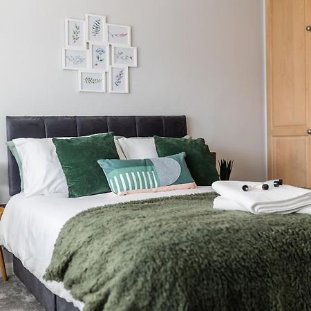 Lovely House In Welwyn With Garden And Off Road Parking 韦林花园城 外观 照片