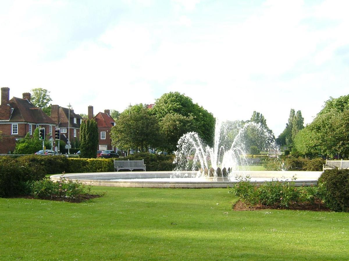 Lovely House In Welwyn With Garden And Off Road Parking 韦林花园城 外观 照片