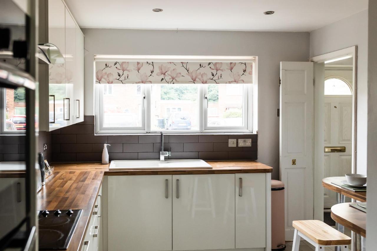 Lovely House In Welwyn With Garden And Off Road Parking 韦林花园城 外观 照片